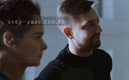 蓝队飞身扣篮，比分牌亮起98-95。